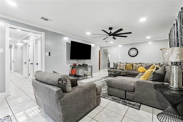4 bed, 2.0 bath, 2381 sqft, $2,500 — Photo 3