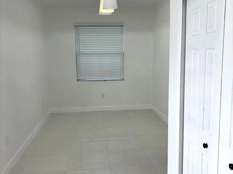 1112 Gilbert Ave S #1 — Photo 10