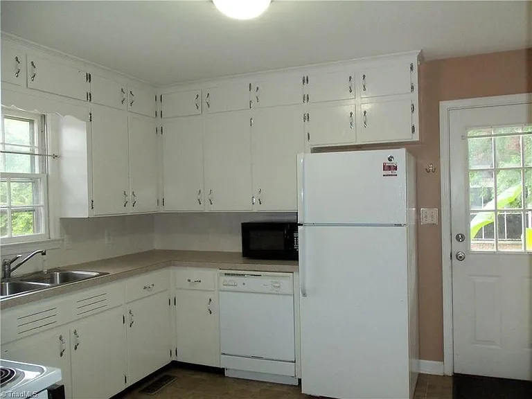 4224 Robinhood Rd — Photo 12