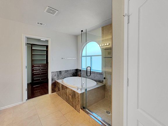 4th image of 15401 Finch Cir