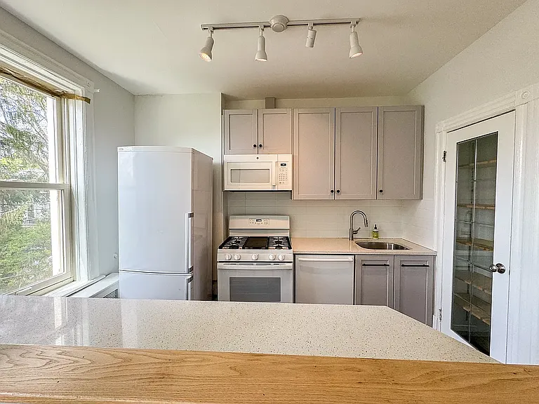 220 Windsor Pl #2 — Photo 3
