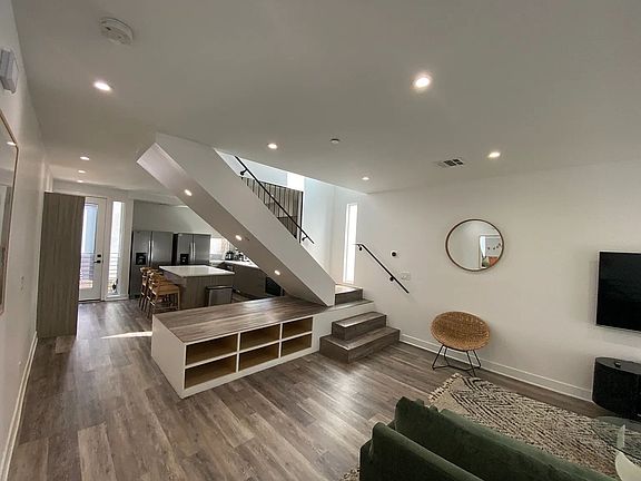 3rd image of 816 N Hobart Blvd #816
