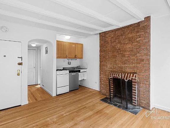 3rd image of 15 Cornelia St APT 3R