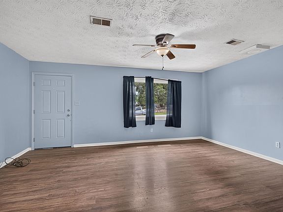 4th image of 228 Laurel Ln