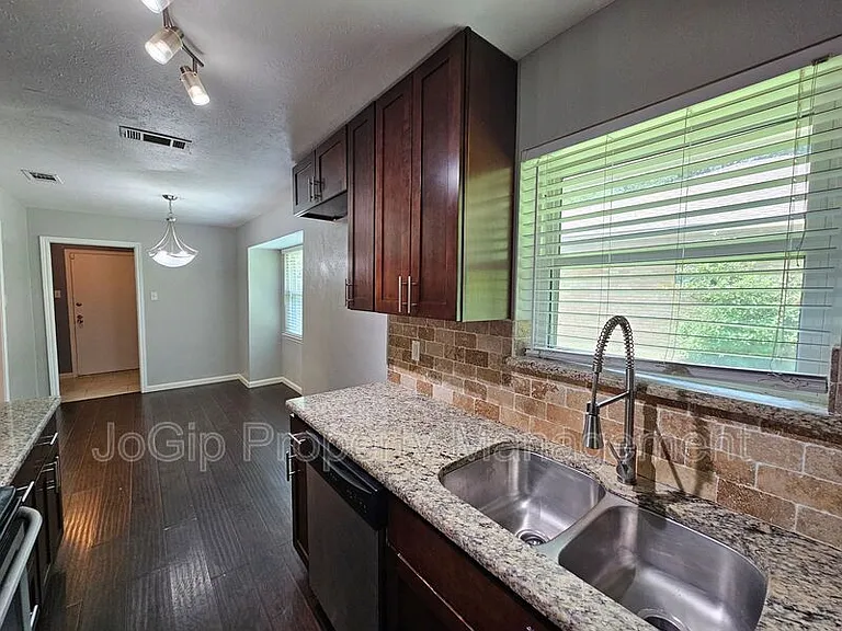 216 Wesley Dr — Photo 16