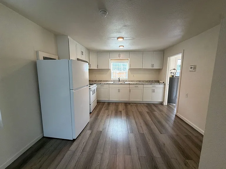2410 Englewood Ave — Photo 36