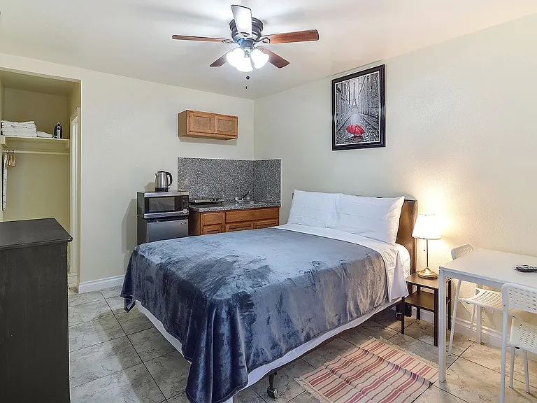 West Adams Studio Apartments — Photo 13