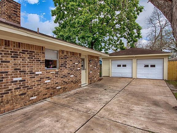5th image of 1014 Pecan Dr