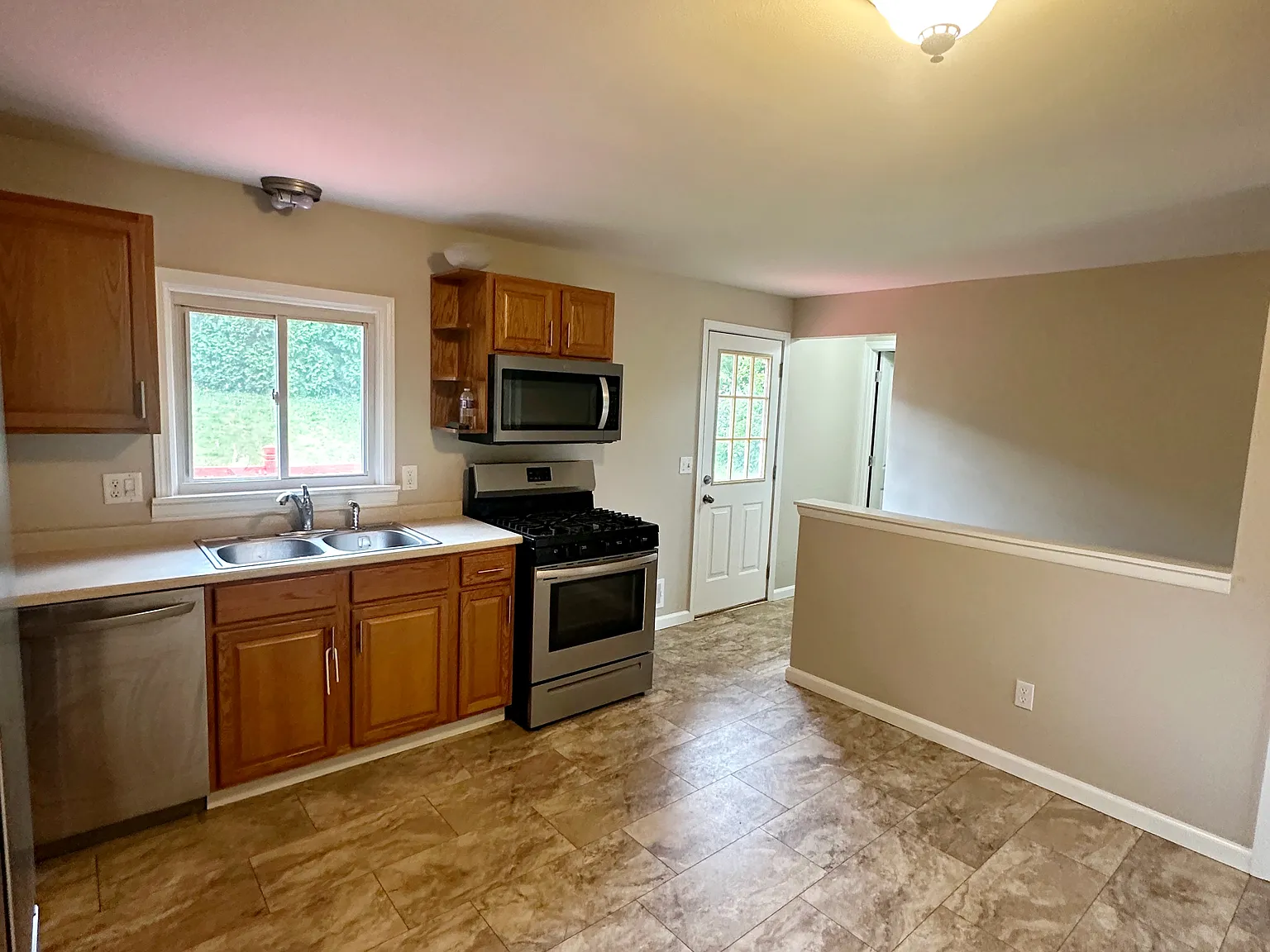 3 bed, 1110 sqft, $2,450 — Photo 3