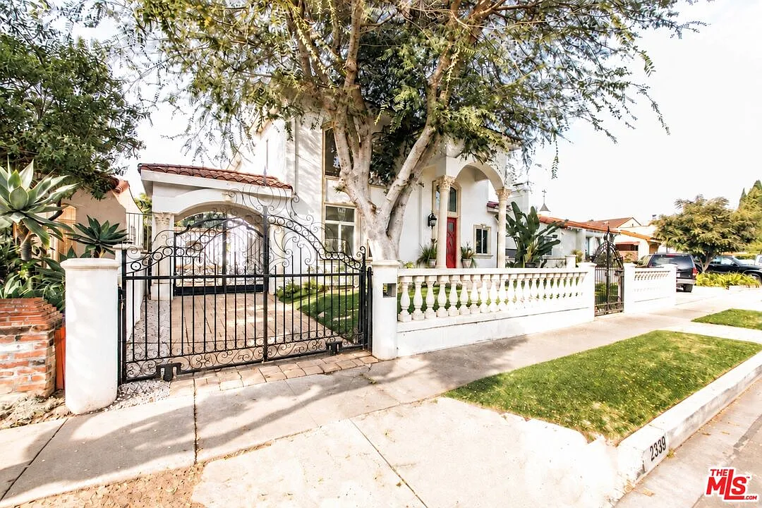 3 bed, 3.0 bath, 2487 sqft, $8,500 — Photo 2
