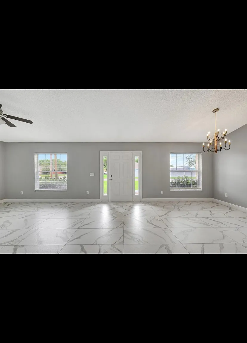 2878 SE East Blackwell Dr — Photo 2