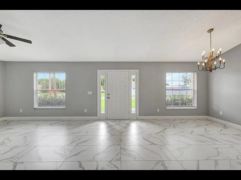 2878 SE East Blackwell Dr — Photo 2