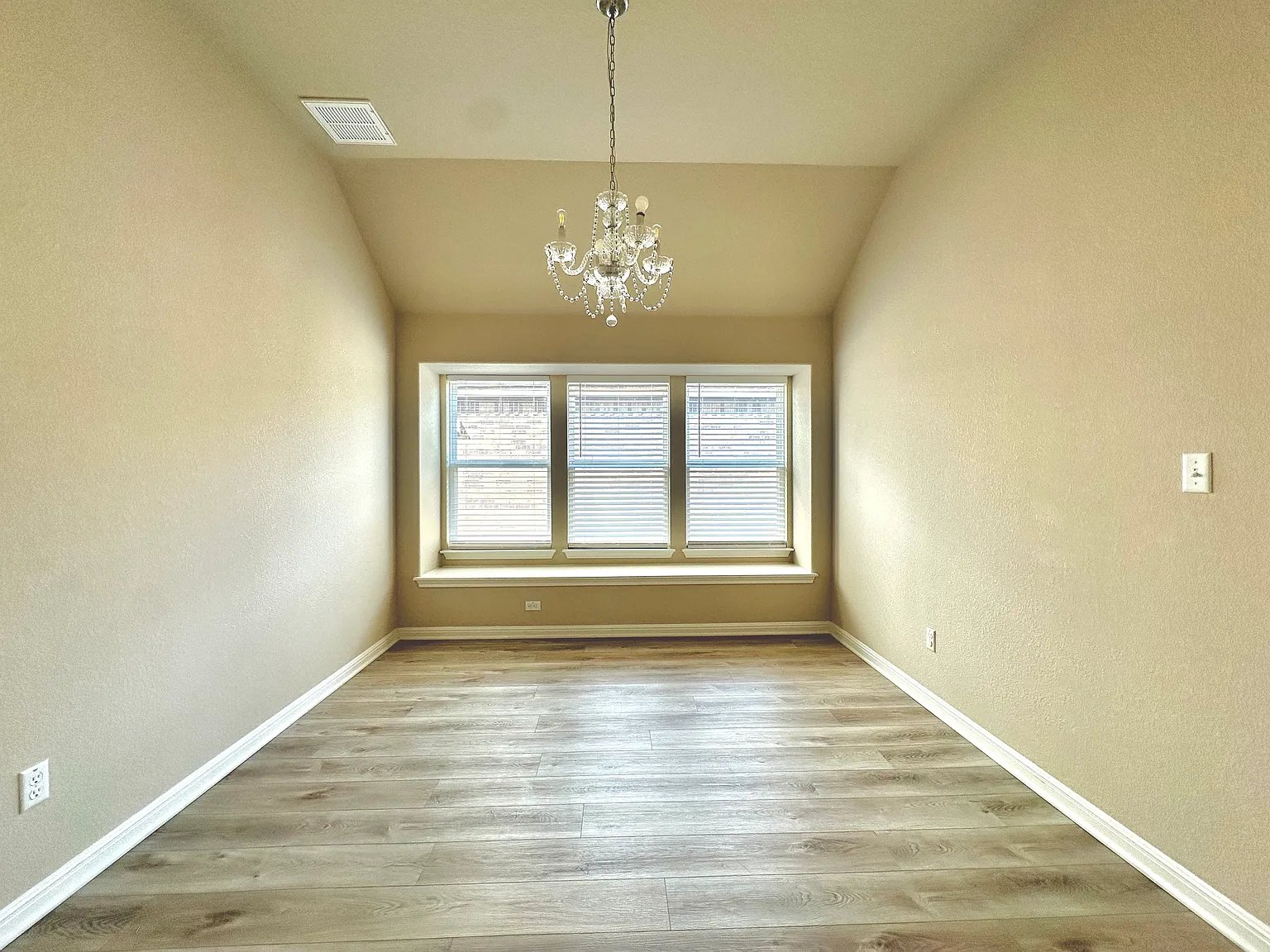 5 bed, 2898 sqft, $2,650 — Photo 4