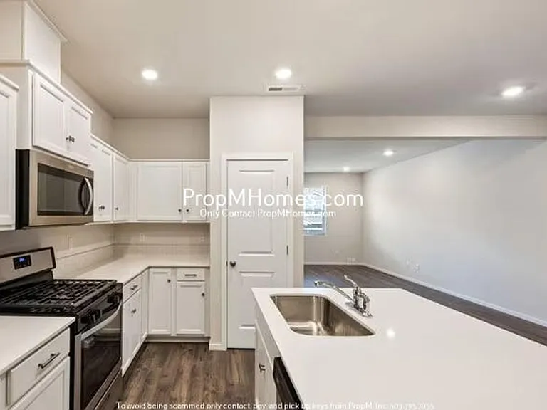 884 N 18th Ave — Photo 6
