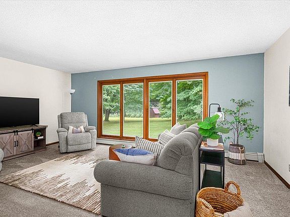 4th image of 908 Jasper St