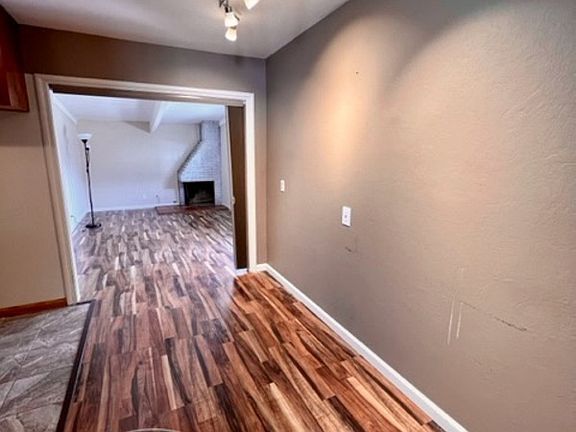 3rd image of 206 Madrone St