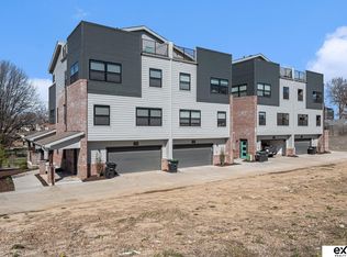 939 S 33rd Terrace Plz, Omaha, NE 68105