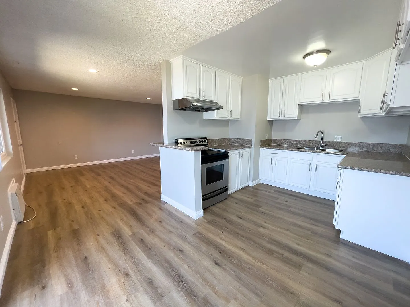 Welcome To Your New 2bed/1bath In The Heart Of Arcadia, Ca. — Photo 3