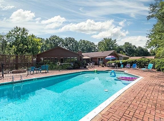 3rd image of 2494 Colebrook Dr