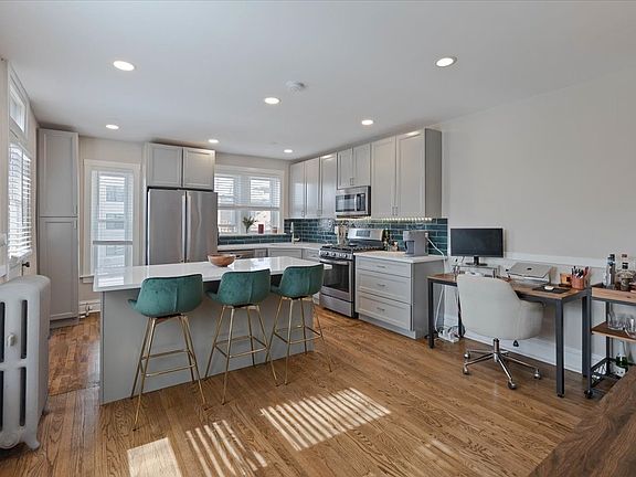 5th image of 2608 N Burling St #3