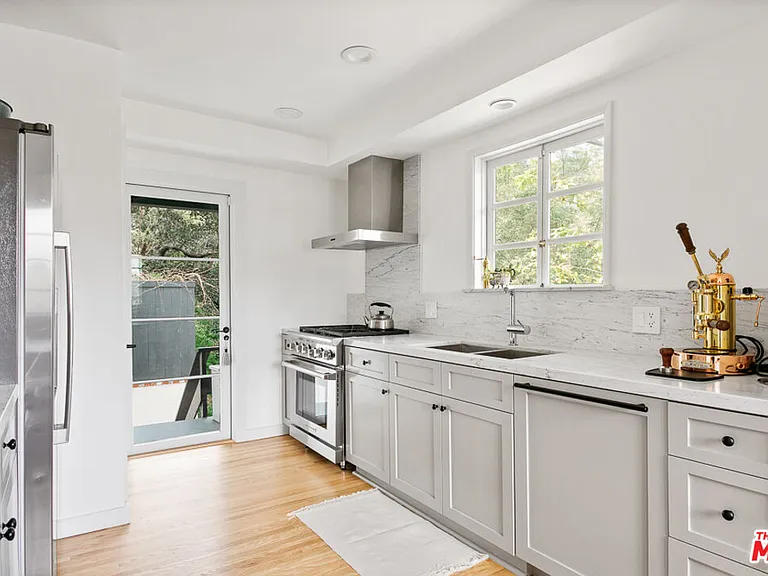 8831 Lookout Mountain Ave — Photo 8