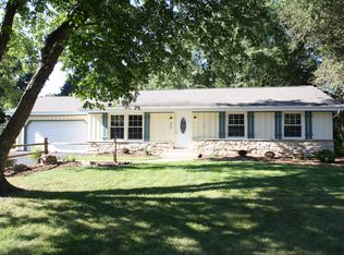 254 Ridgeway Dr, Dousman, WI 53118