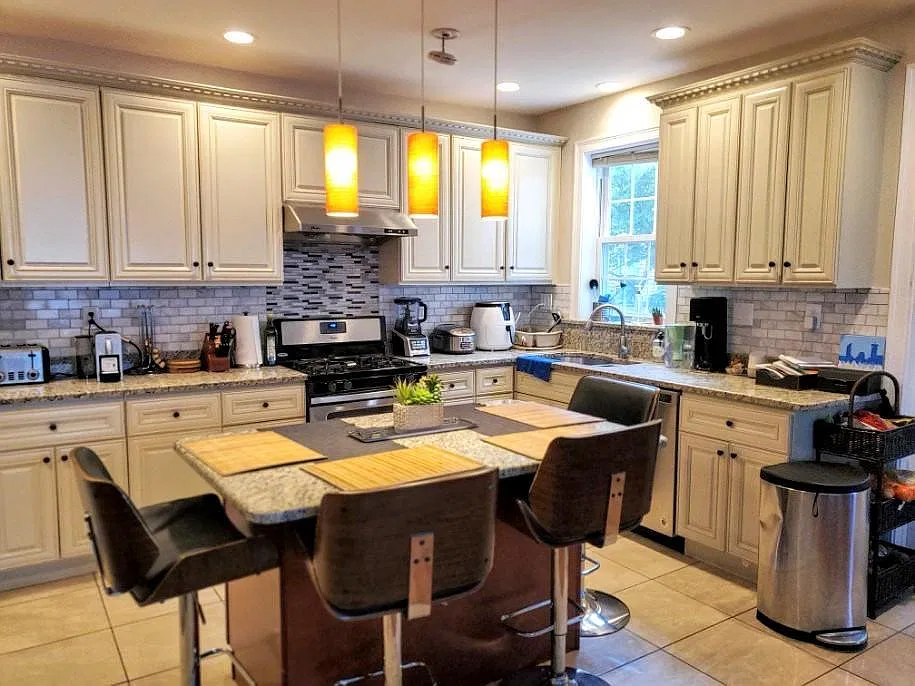 3 bed, 2.5 bath, 1800 sqft, $4,200 — Photo 2