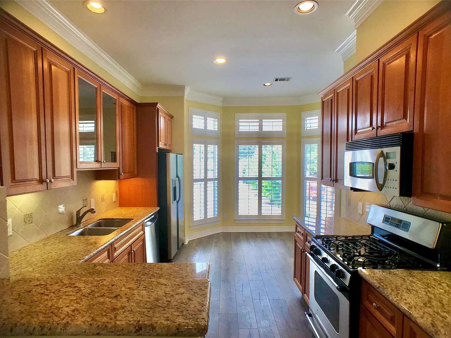 3 bed, 3.5 bath, 2384 sqft, $3,400 — Photo 2