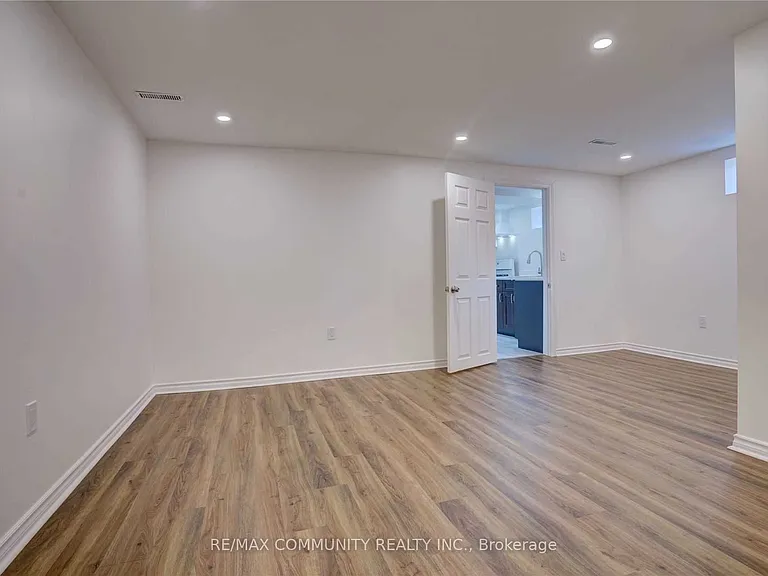 435 Maplewood Dr — Photo 16