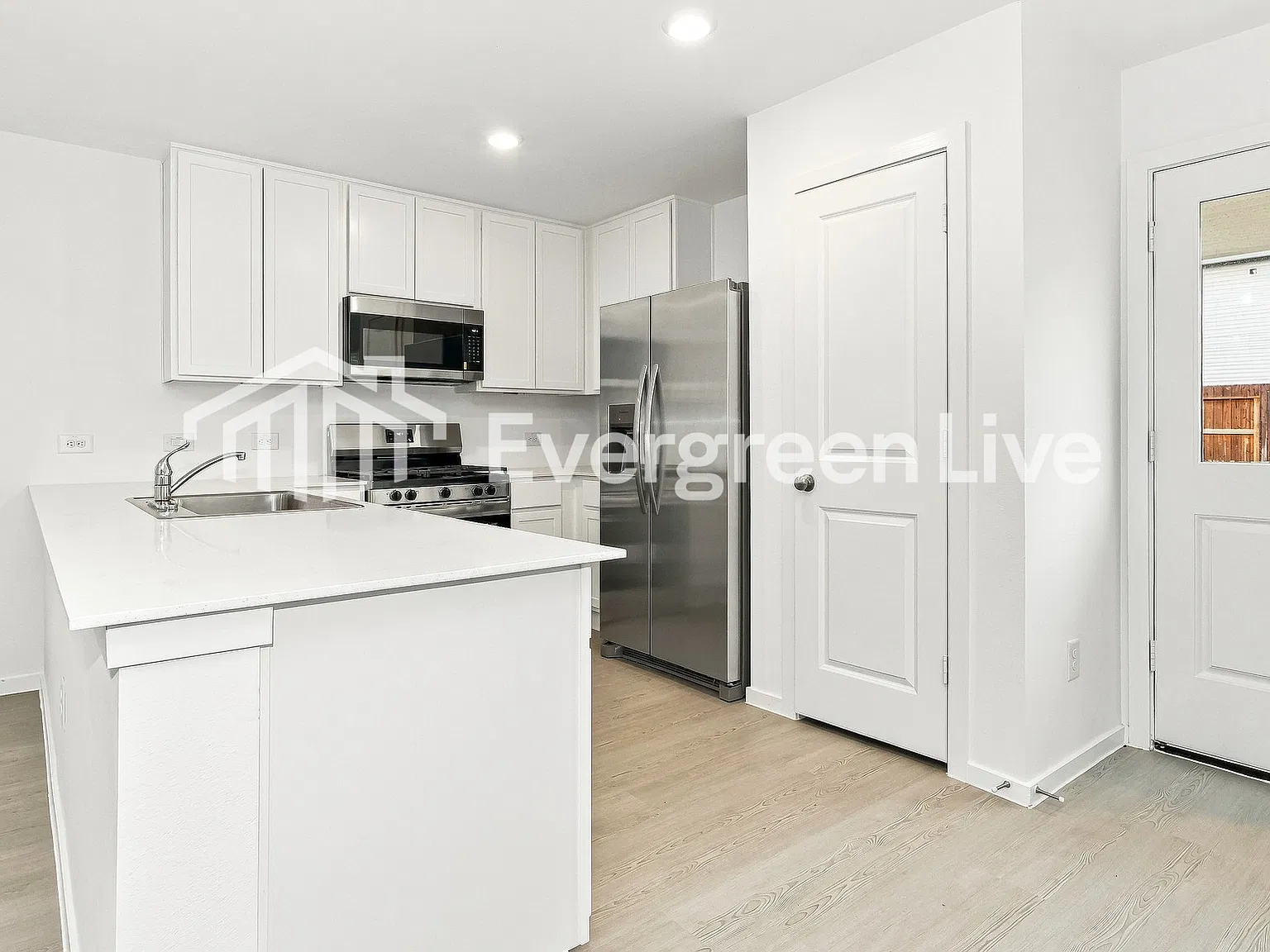 4 bed, 2.5 bath, 1979 sqft, $1,945 — Photo 3