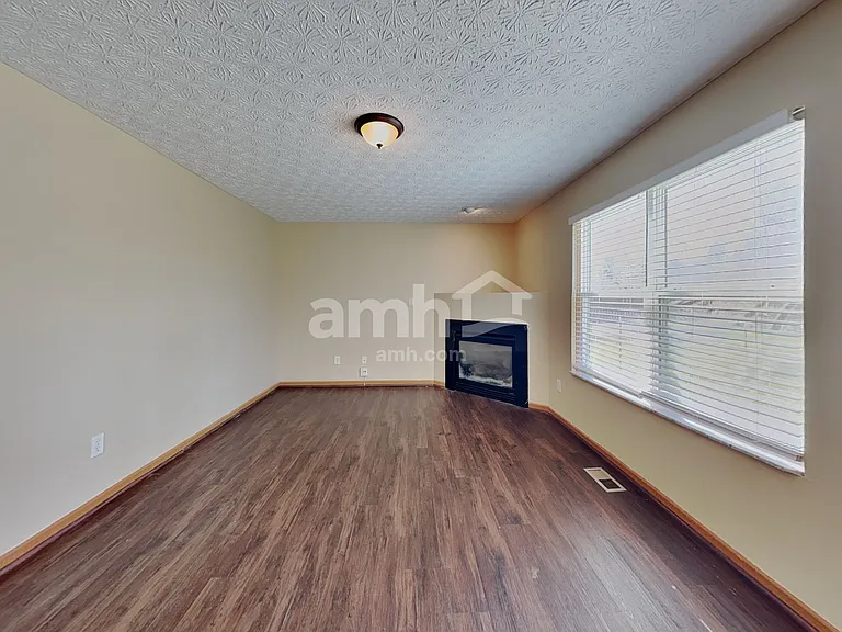 8245 Crete Ln — Photo 7