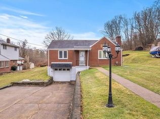 21 Essex Dr, Coraopolis, PA 15108
