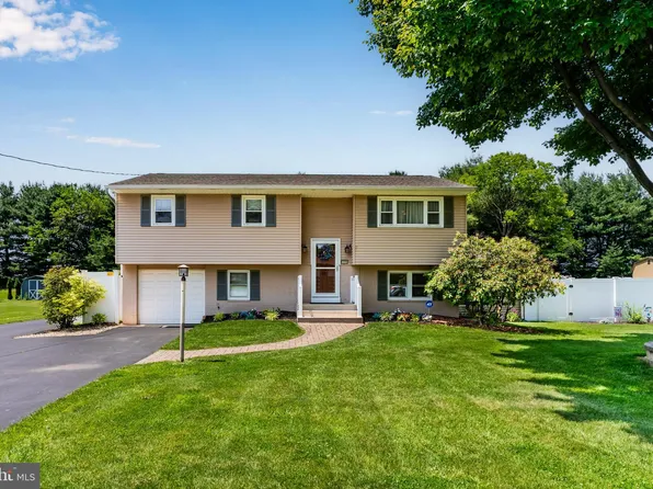 6325 Forrest Dr, Mechanicsburg, PA 17050