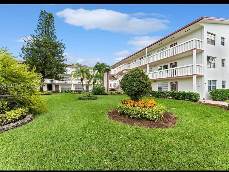 22 Brighton Dr E #22-A — Photo 1