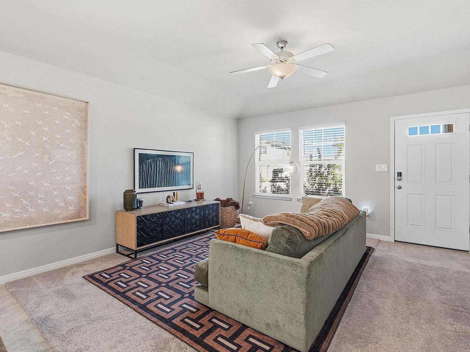 3 bed, 2.0 bath, 1363 sqft, $1,999 — Photo 3