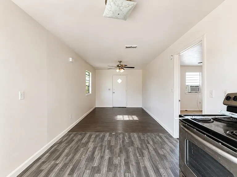 312 W 15th St — Photo 4