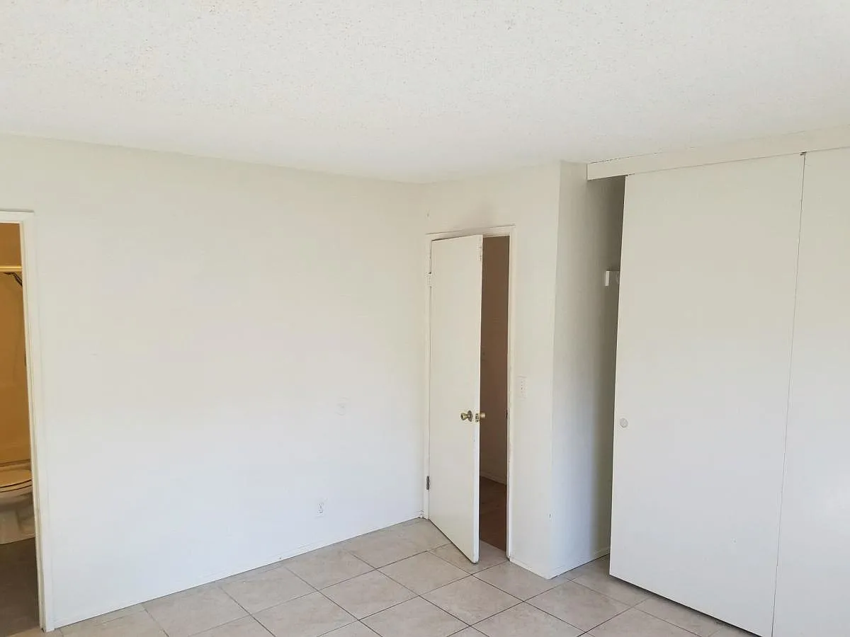 Kenwood Drive, Spring Valley — Photo 4