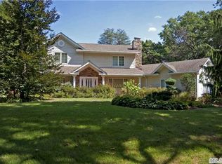 90 Old Brook Rd, Dix Hills, NY 11746