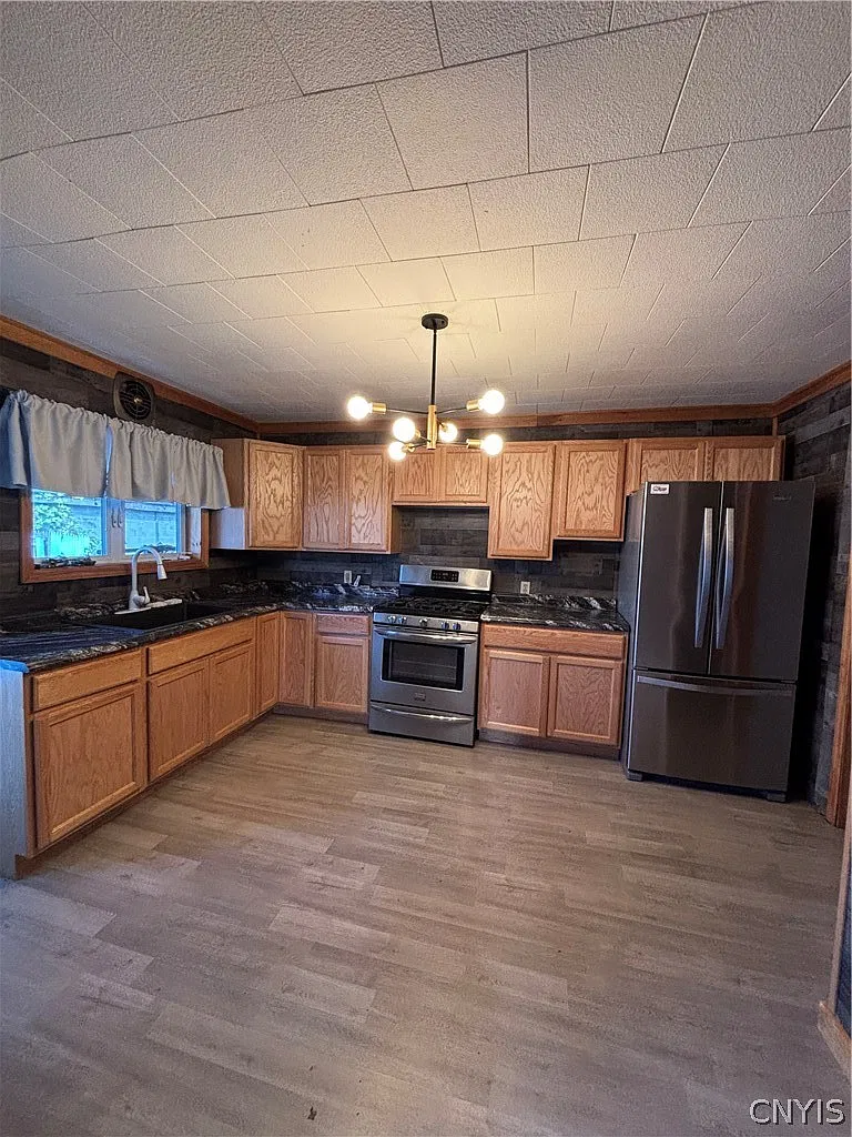 3 bed, 1.0 bath, 2390 sqft, $1,400 — Photo 2
