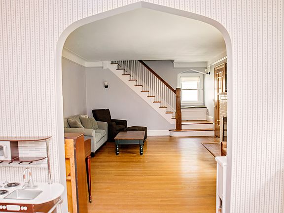 5th image of 162 Iris Ave