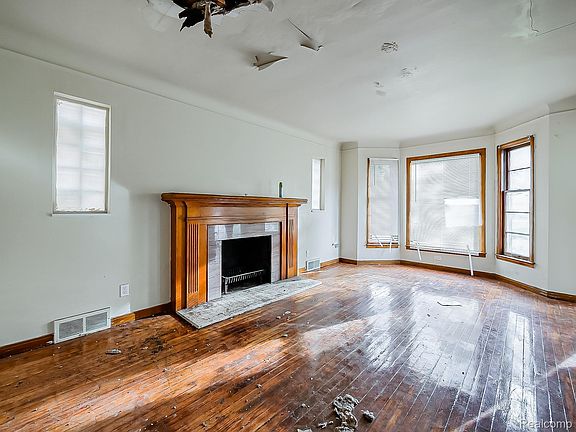 3rd image of 17267 Warwick St