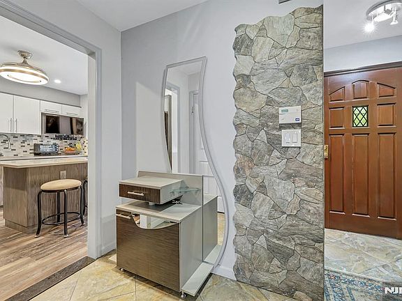5th image of 14 Chelsea Ct