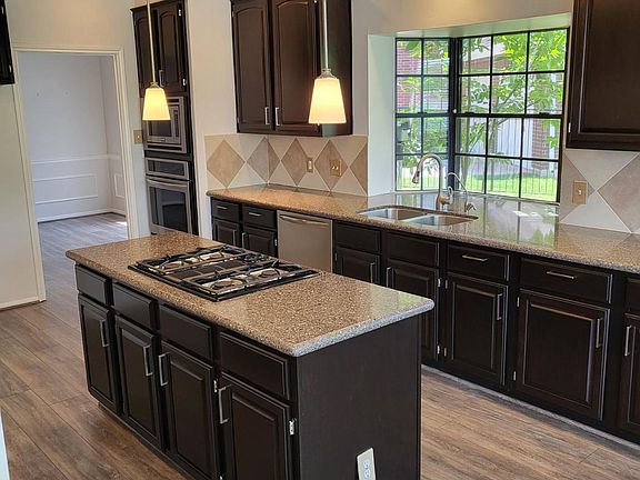 4th image of 423 Lake Bend Dr