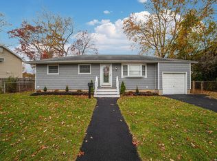 57 Les St, Bay Shore, NY 11706