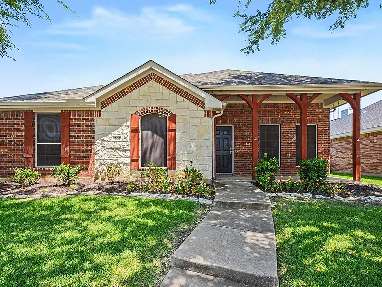 1707 Briarhollow Dr — Photo 2