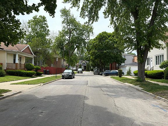 4th image of 28 E 101st Pl