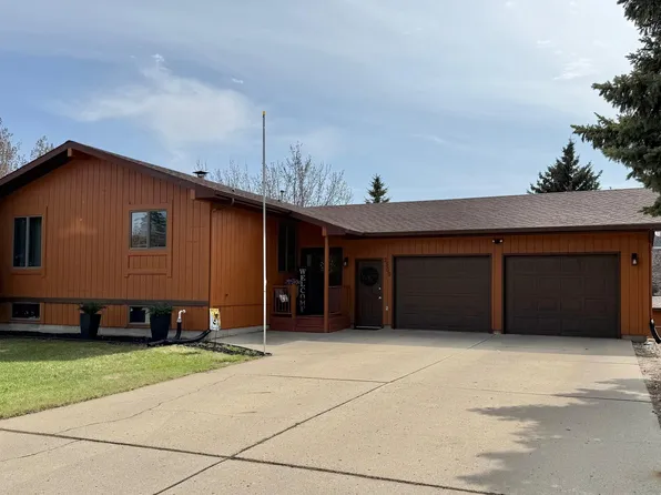 2509 Bel Air Pl NW, Minot, ND 58703