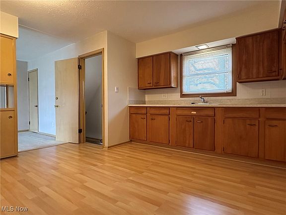 3rd image of 4690 Summer Ln