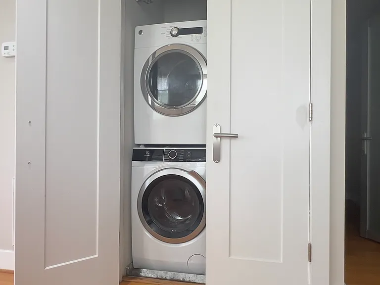 1209 G St SE #8 — Photo 32