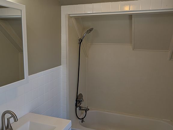3rd image of 437 Somerset Ave Floor 3